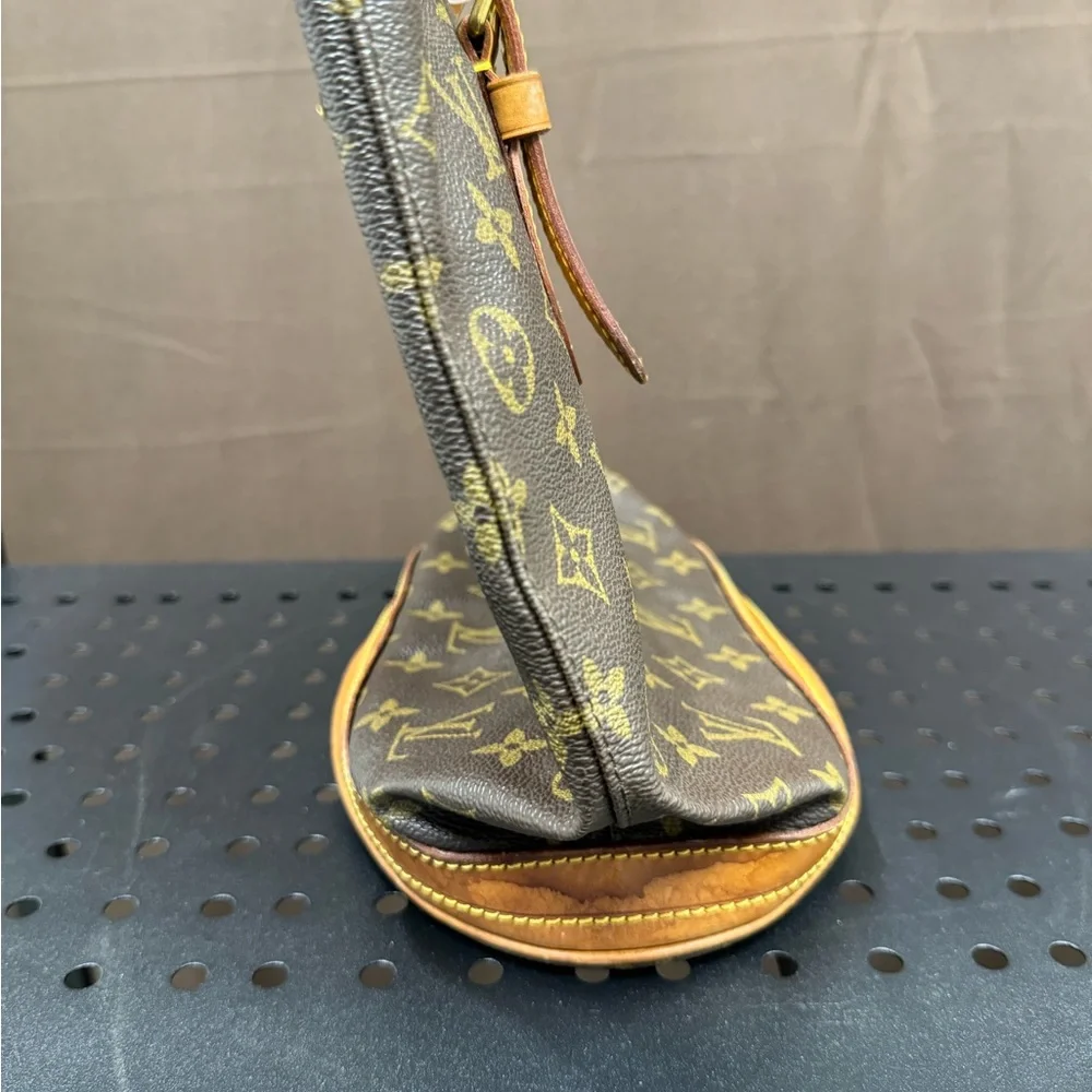 Louis Vuitton Pochette Bucket - Picture 8 of 12